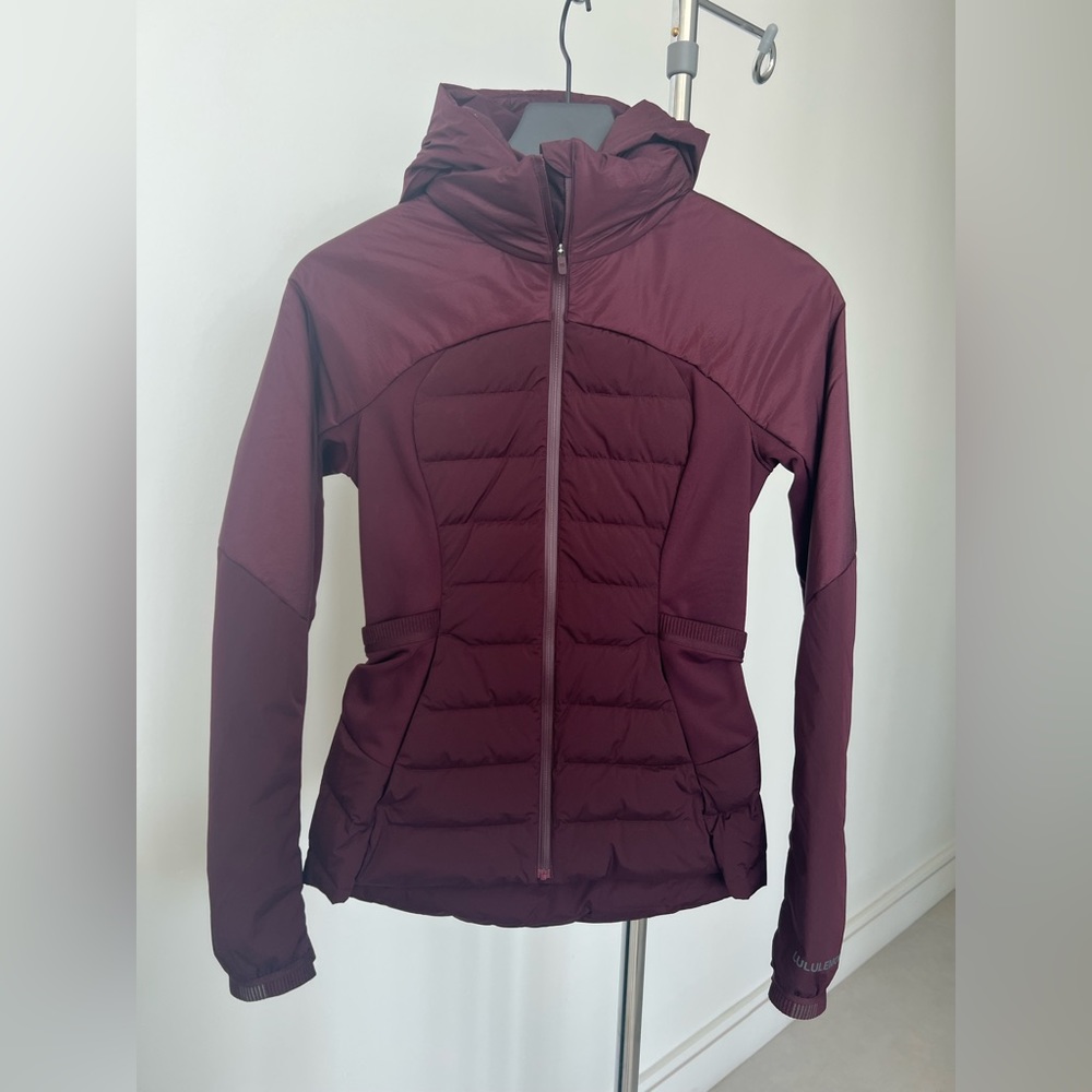 Lululemon - down for it all - waterproof - size 4